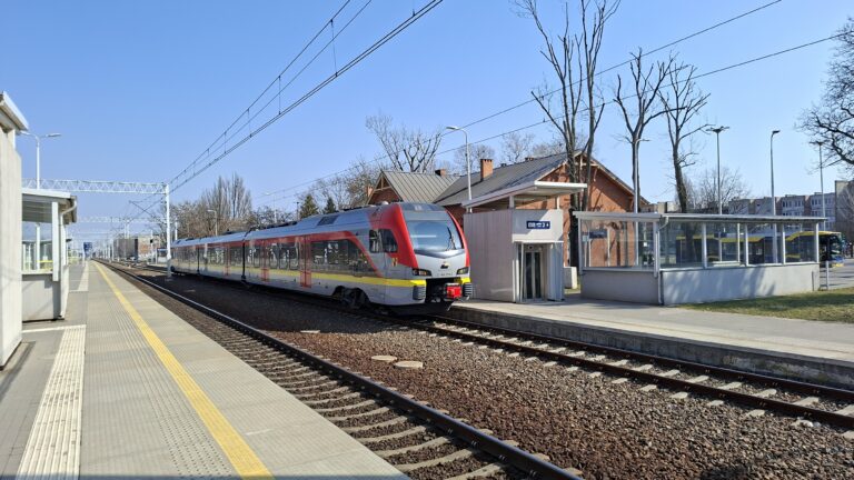 pociąg ŁKA Flirt3 na stacji Pabianice