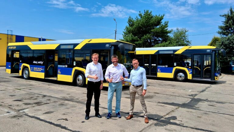 Dawid Zakrzewski, Grzegorz Mackiewicz, Marcin Chmielewski przed autobusami w zajezdni MZK