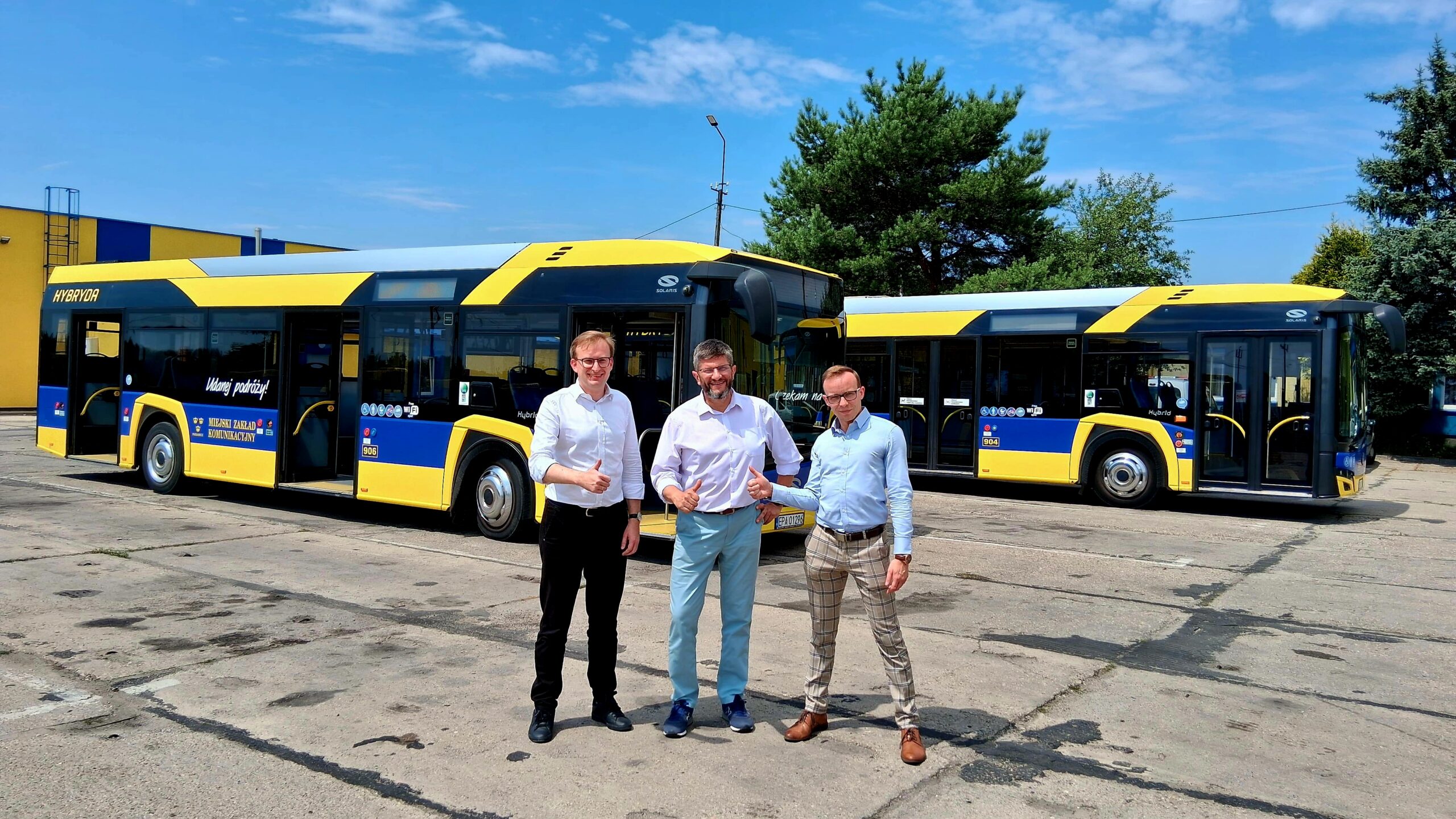 Dawid Zakrzewski, Grzegorz Mackiewicz, Marcin Chmielewski przed autobusami w zajezdni MZK