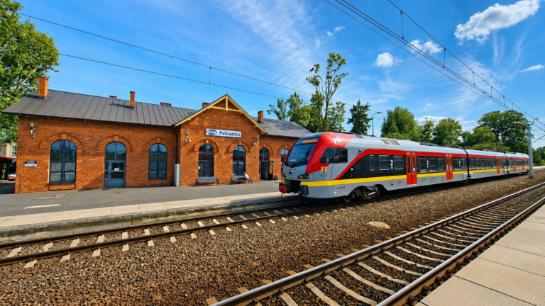 Pociąg ŁKA (Flirt 3) na stacji Pabianice