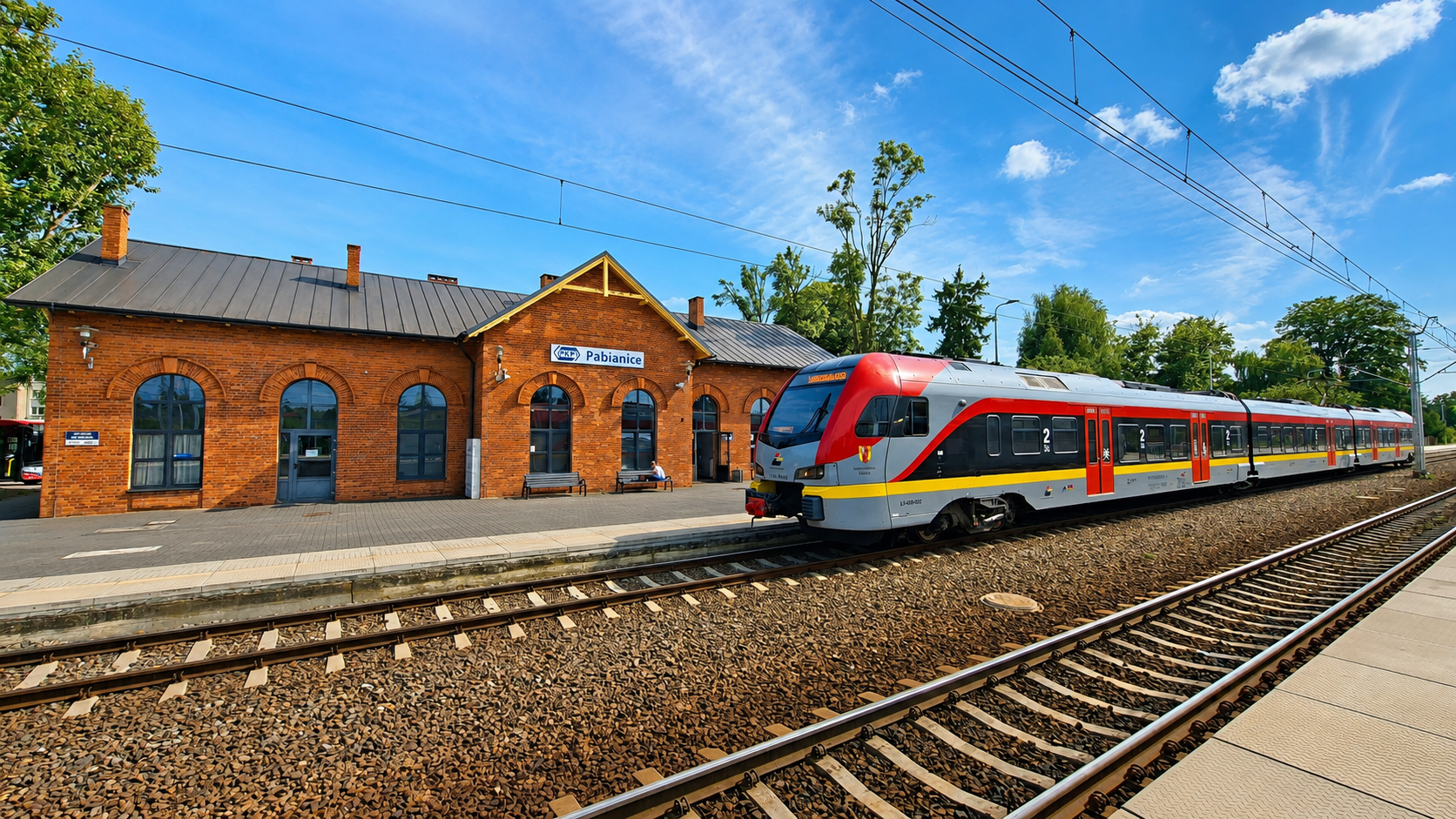 Pociąg ŁKA (Flirt 3) na stacji Pabianice