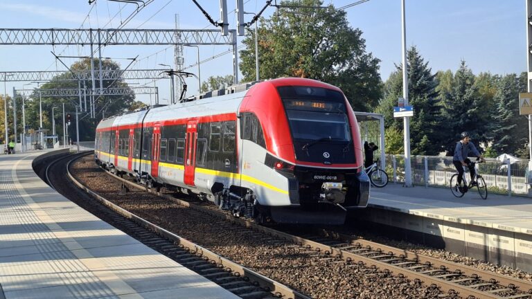 Pociąg Pesa na przystanku Pabianice Północne